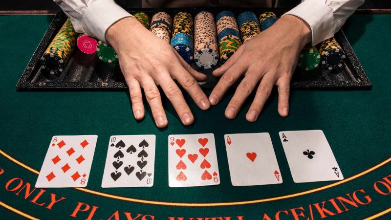 Poker đòi hỏi người chơi phải sử dụng chiến thuật và kỹ năng để có cơ hội chiến thắng cao hơn