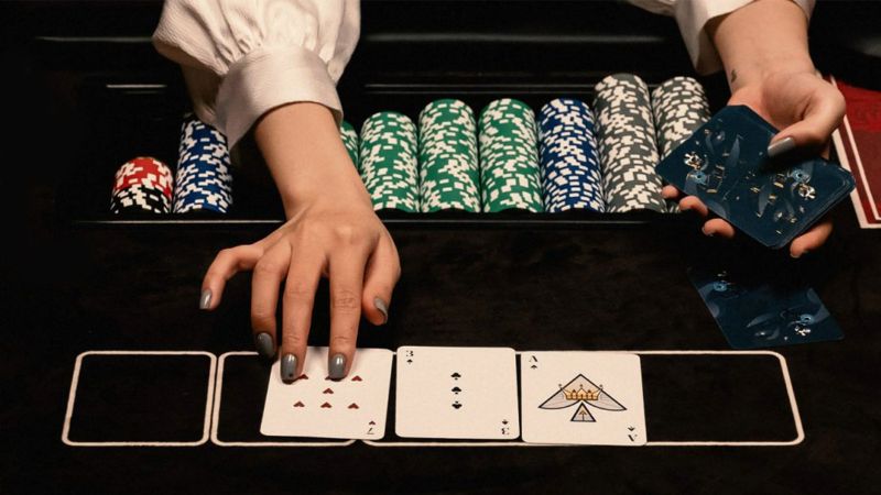 Poker là một trò chơi bài lâu đời và phổ biến trên thế giới, thu hút hàng triệu người chơi tham gia